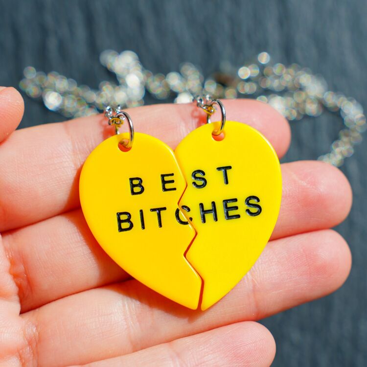 Парний кулон Серце Best Bitches жовтого кольору на ланцюжку