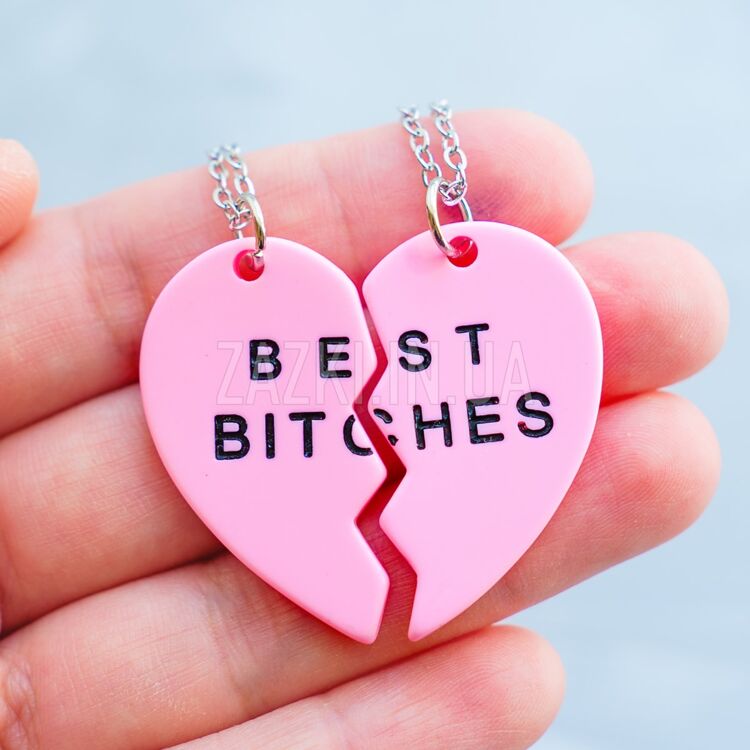 Парний кулон Best Bitches з половинок серця рожевого кольору на ланцюжку