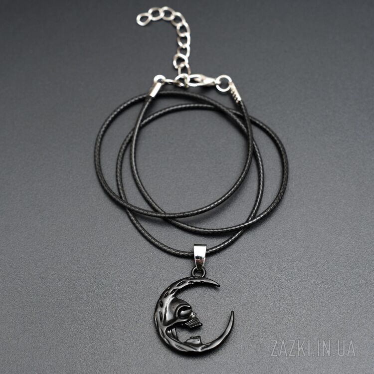Кулон в виде полумесяца с черепом черного цвета на вощеном шнуре