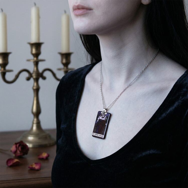 Готичний кулон The Vampire Romance з акрилу на ланцюжку