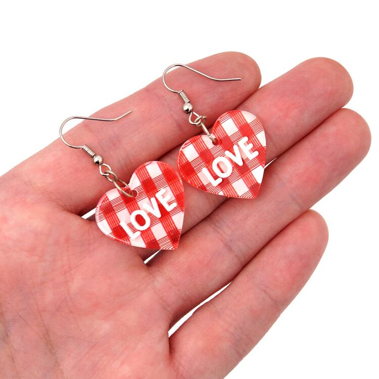 Красные серьги Сердечки LOVE в клеточку