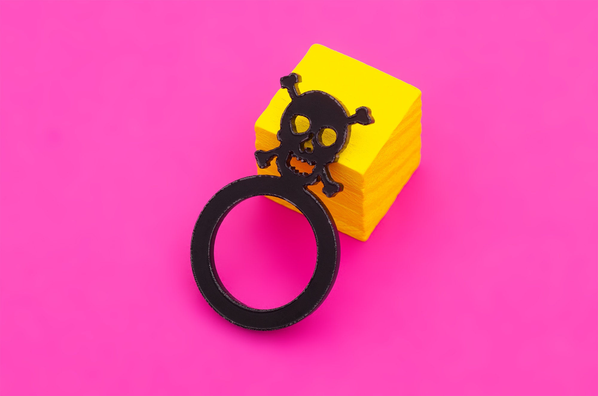 Кільце Череп і кістки з чорного пластику