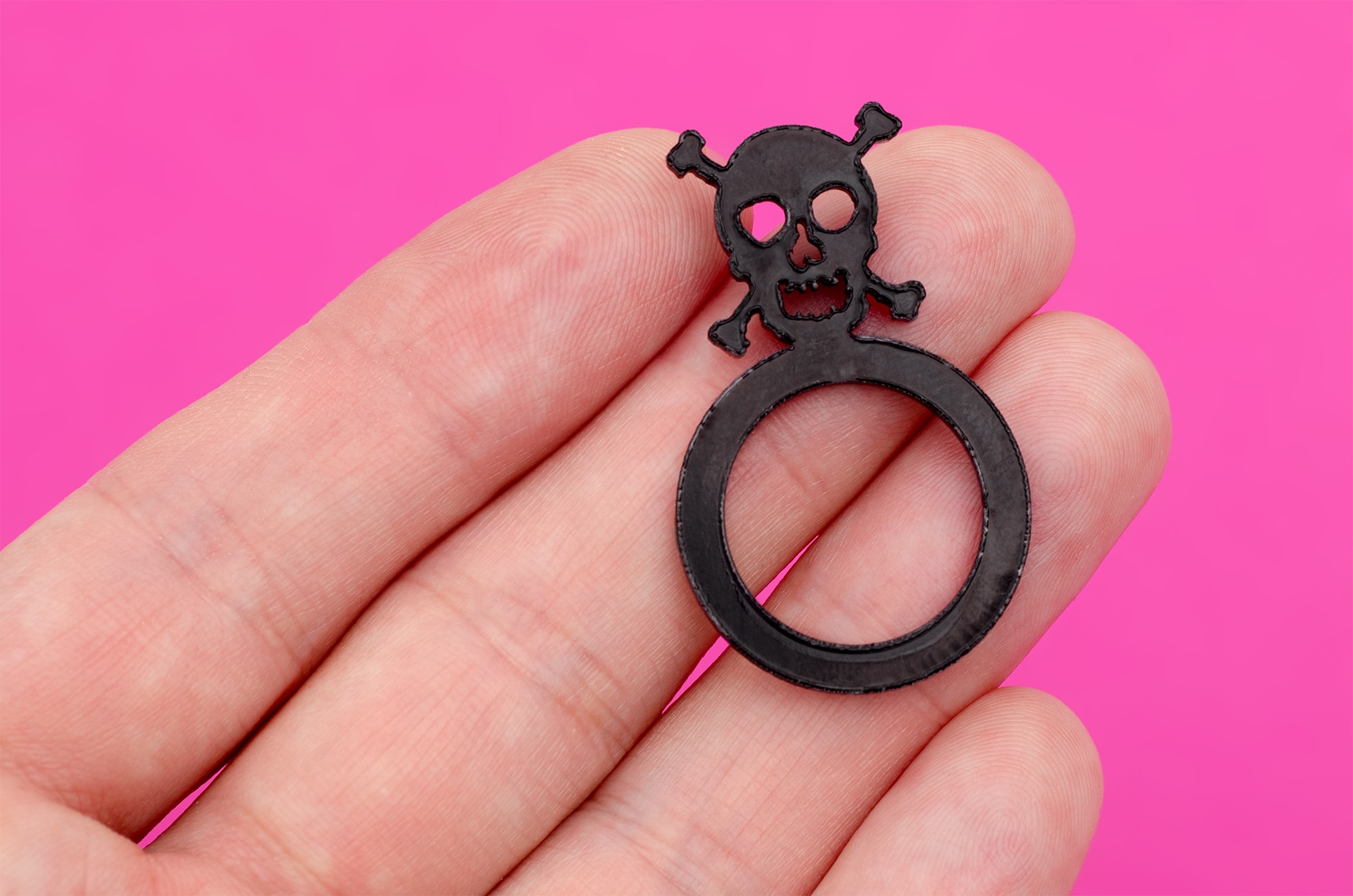 Кільце Череп і кістки з чорного пластику