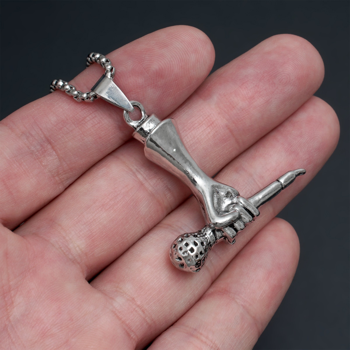 Кулон Мікрофон в руці